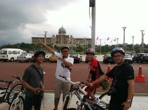 Dua Sensasi Berbeda Saat Gowes di Malaysia