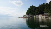 Danau Toba juga bisa dinikmati dari Parapat