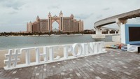 The Pointe salah satu tempat yang di dalamnya terdapat banyak kafe dan tempat berbelanja, dengan pemandangan Hotel Atlantis di depannya. Serta,