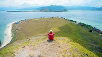 Pemandangan indah dari puncak bukit Pulau Kenawa