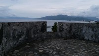 Benteng ini memiliki pemandangan indah dengan menghadap Pulau Halmahera