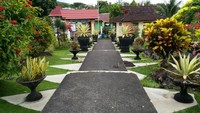 Kanan kiri menuju lokasi utama benteng dihiasi bunga dan tanaman cantik