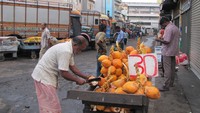 Pedagang kelapa di Pettah Market (Foto: Fitraya/detikTravel)