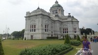 Taman luas di sekeliling bangunan menambah kecantikannya.