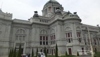 Ananta Samakhom Throne Hall, istana bergaya renaissance.