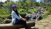 Sungai buatan menambah keasrian dusun bambu