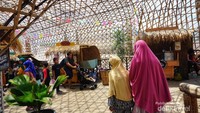 instalasi bambu di jembatan senggol