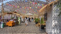 Area Jembatan Senggol, didominasi bambu dan kayu. Banyak terdapat stand makanan.