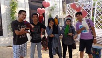 Berfoto dengan burung beo