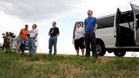 Wisatawan menunggu topan datang (travel.nytimes.com)