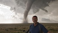 Bergaya di depan tornado (travelever.com)