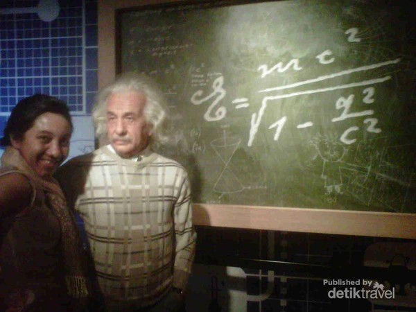 Berfoto dulu sama Einstein