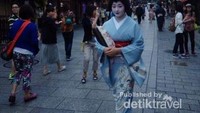 Melihat Geisha di jalanan Kyoto, Jepang adalah kesempatan yang langka untuk traveler. Ketika berhasil bertemu, snapshot fotonya adalah pengalaman yang berharga.