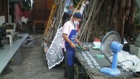 Pengrajin yang sedang bekerja