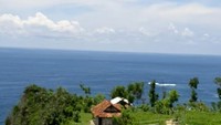 Birunya laut terlihat nampak indah dilihat dari jalur bukit pengilon