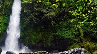 Air terjun sangat deras