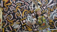 Wanita dayak menari