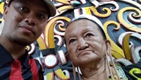 Berfoto dengan nenek telinga panjang