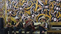 Lelaki dayak memainkan sape