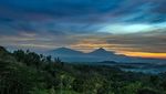 Eksotisme Sunrise di Puncak Punthuk Setumbu