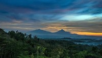 Sebelum sang surya benar benar terbit, kami sudah tiba di bukit Punthuk Setumbu.
