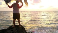 Berekspresi Menikmati Keindahan Pantai Ujung Genteng
