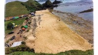 Acara Presean yang dilakukan di pinggir pantai