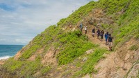 Trekking menuju pantai Kijingan