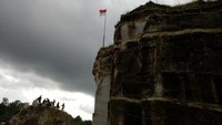 Ada bendera di puncak