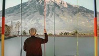 Foto di ayunan dengan latar belakang Gunung Sumbing