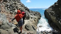 Hati-hati jika berjalan di antara bebatuan.