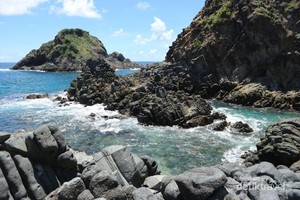 Eloknya Pantai Telawas, Pantai Berbatu Karang di Lombok