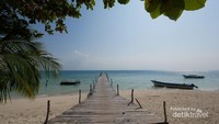 Suasana tenang dan damai membuat pengunjung nyaman berlama-lama di pulau ini.
