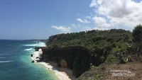 View dari Tanjung mareha yang menghadap langsung ke Pantai Bwana yang memiliki maskot tebing berbentuk cincin.