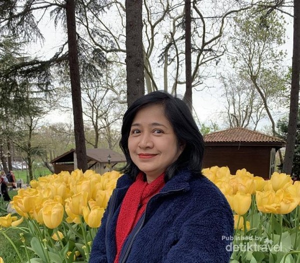 Foto diri dengan latar belakang bunga Tulip yang indah!