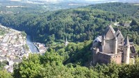 Desa Vianden dan kastilnya, dilihat dari puncak bukit