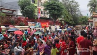 Suasana di halaman klenteng