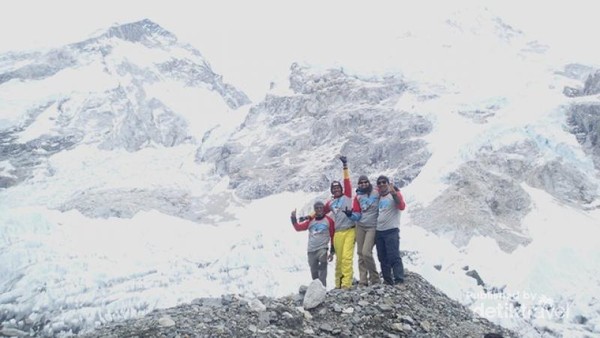 Saya dan tim di Everest Base Camp