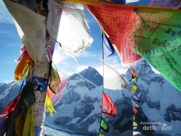 Pemandangan puncak Everest dari Kalapattar