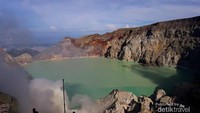 Penampakan kawah Ijen