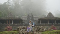 Karena berada di ketinggian 1496 mdpl, tempat ini kerap diselimuti kabut
