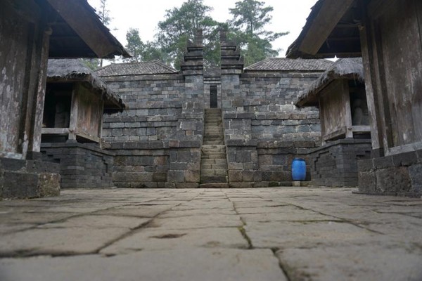 Selain sebagai tempat ibadah umat Hindu, tempat ini juga dijadikan tempat pertapaan