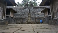 Selain sebagai tempat ibadah umat Hindu, tempat ini juga dijadikan tempat pertapaan