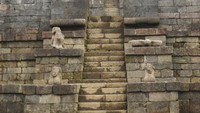 Tiap teras pada candi saling berhubungan
