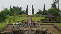 Pengunjung Candi Cetho tidak hanya dari domestik tetapi juga dari mancanegara