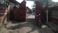 Gapura menuju kompleks Makam Buyut Trusmi