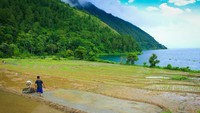 Desa Meat berada di salah satu teluk Danau Toba dan mata pencaharian utama warganya adalah bertani.
