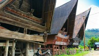 Beberapa rumah adat di Desa Meat.