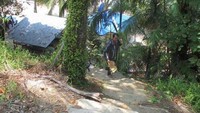 Harus mendaki tangga dulu, karena letaknya di atas bukit