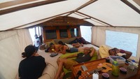 Santai sejenak di kapal sambil menunggu momen kalong terbang.